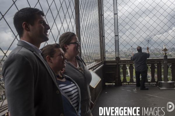 Le compositeur et musicien joseph bertolozzi, en enregistrement a la tour eiffel.