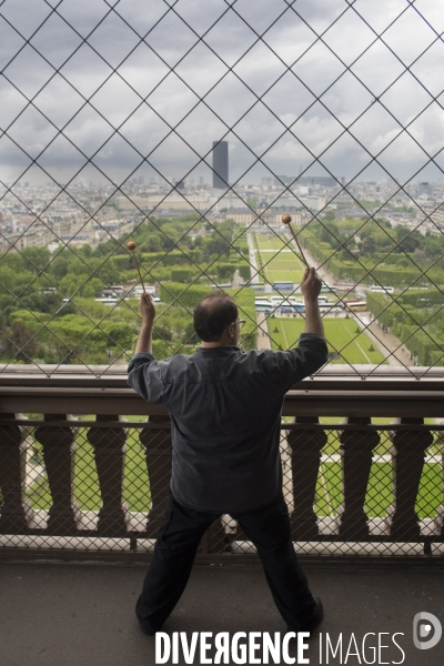 Le compositeur et musicien joseph bertolozzi, en enregistrement a la tour eiffel.