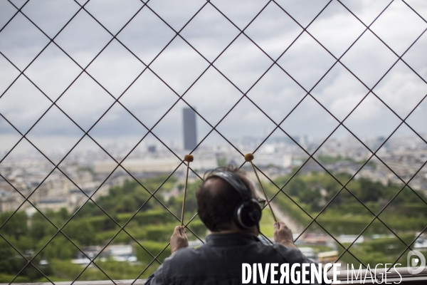 Le compositeur et musicien joseph bertolozzi, en enregistrement a la tour eiffel.