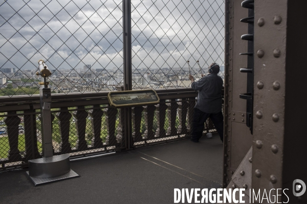 Le compositeur et musicien joseph bertolozzi, en enregistrement a la tour eiffel.
