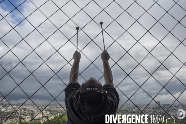 Le compositeur et musicien joseph bertolozzi, en enregistrement a la tour eiffel.