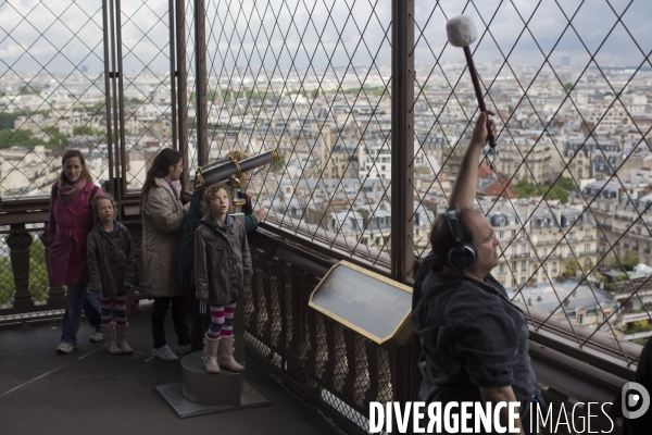 Le compositeur et musicien joseph bertolozzi, en enregistrement a la tour eiffel.