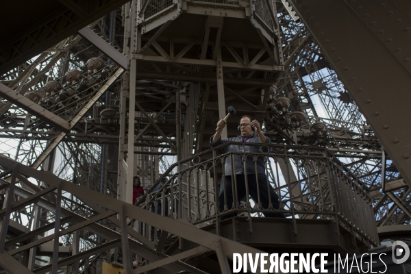 Le compositeur et musicien joseph bertolozzi, en enregistrement a la tour eiffel.