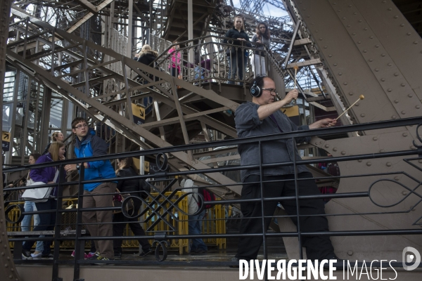 Le compositeur et musicien joseph bertolozzi, en enregistrement a la tour eiffel.