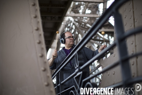 Le compositeur et musicien joseph bertolozzi, en enregistrement a la tour eiffel.