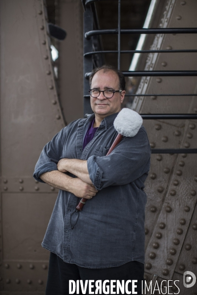 Le compositeur et musicien joseph bertolozzi, en enregistrement a la tour eiffel.