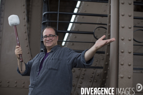 Le compositeur et musicien joseph bertolozzi, en enregistrement a la tour eiffel.