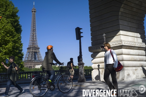 La tour eiffel vue depuis le pont de bir-hakeim