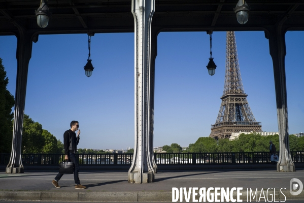 La tour eiffel vue depuis le pont de bir-hakeim