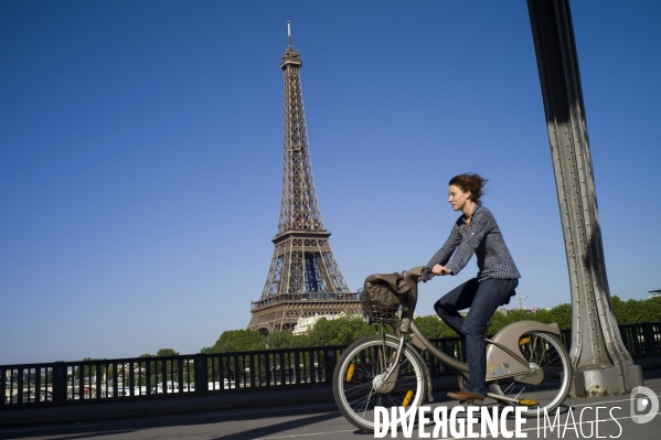 La tour eiffel vue depuis le pont de bir-hakeim