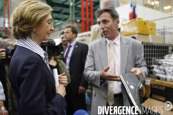 Destruction de contrefaçons saisies par la Douane, en présence de Nicole BRICQ, ministre du commerce extérieur