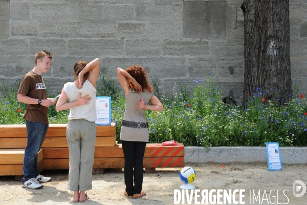 Amenagement pietonnier des Berges de Seine rive gauche.Test de mobilite des epaules propose par la Federation sportive et gymnastique au travail