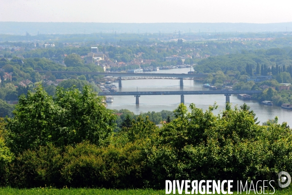 Panorama sur le confuent et la vallee se la Seine
