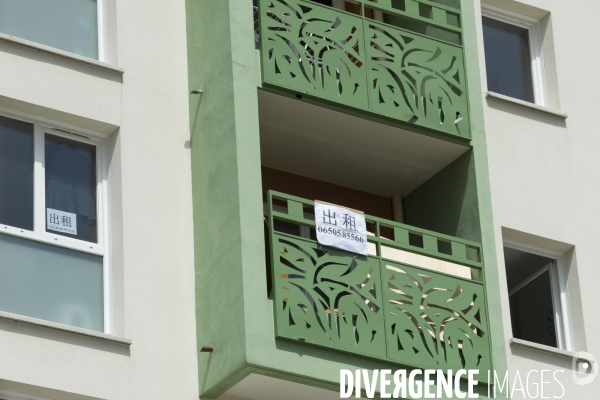 Place du Front Populaire,un panneau indique en caracteres chinois, que l appartement est a vendre