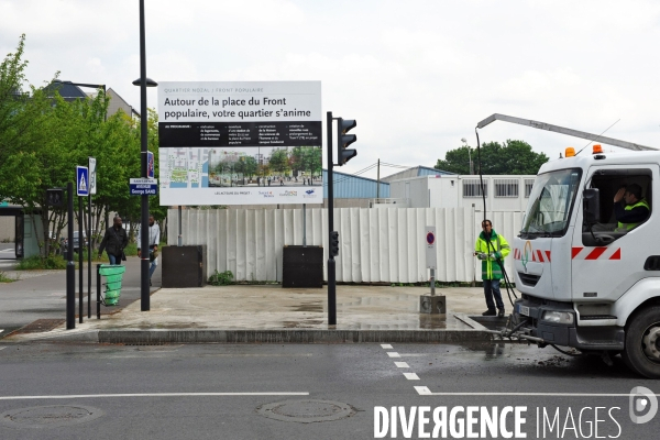 Employes municipaux nettoient la voirie place du Front Populaire a Saint Denis