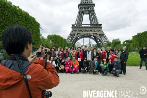 Touristes a Paris.Autour de la tour  Eiffel