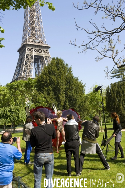 Au pied de la tour  Eiffel, photos  de mode d un photographe et d un mannequin dans le parc du Champ de Mars