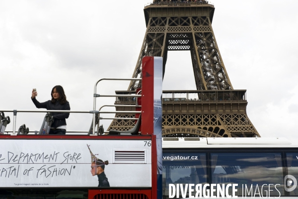 Touristes a Paris.Autour de la tour  Eiffel