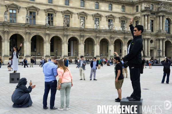 Touristes à Paris.Autour du Louvre