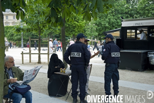 Touristes à Paris.Contrôle de police dans les jardins du carrousel pour port du niqab dans un espace public;