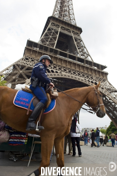 Illustration Juin 2013.Gendarme a cheval patrouillant au pied de la tour Eiffel