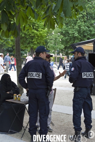 Illustration Juin 2013.Controle de police dans les jardins des Tuileries, pour port de la niqab dans l espace public