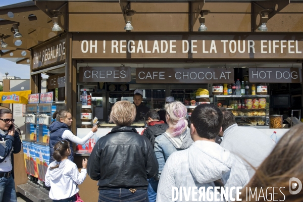 Illustration Juin 2013.Touristes faisant la queue à un kiosque alimentaire prés de la tour Eiffel