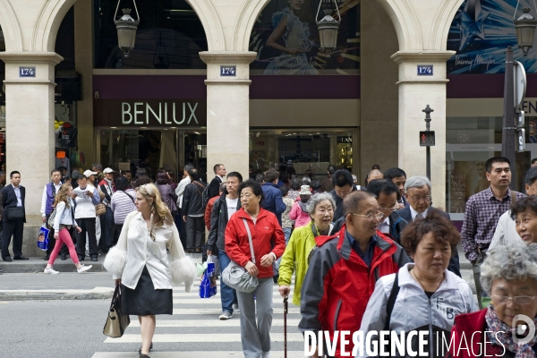 Illustration Juin 2013. Un groupe de touristes asiatiques seniors rue de Rivoli