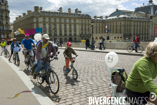 Illustration Juin 2013. Un groupe de cyclistes de l association Convergence francilienne en balade à Paris sur le pont royal