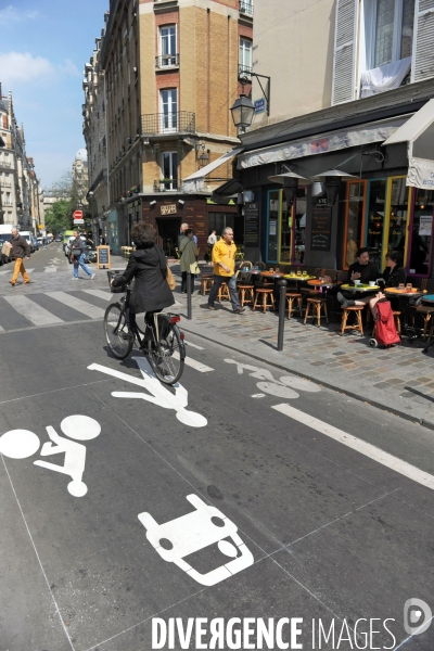 Illustration Juin 2013. Marquage au sol avec des pictogrammes signalant le partage de l espace public entre différents modes de transport