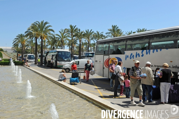 Illustration Juin 2013.Des touristes prennent le bus a la gare routiere de l aeroport de Palma