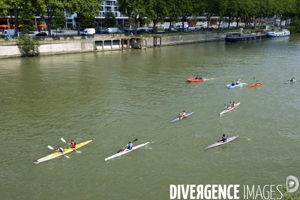 Illustration Juin 2013.Des canoes kayaks sur la Seine
