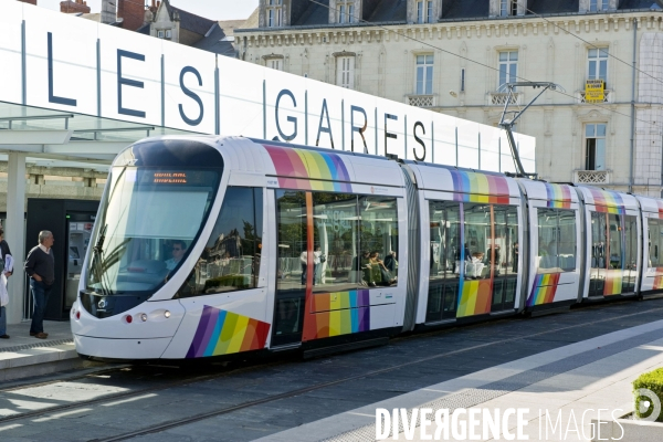 Des tramways et des villes.Tramway a la gare saint Laud aAngers