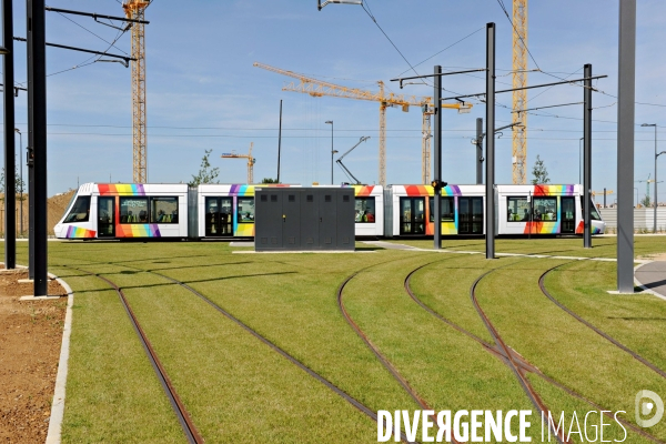 Des tramways et des villes.Tramway a Angers.Une rame, des grues