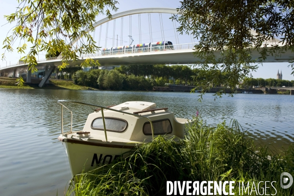 Des tramways et des villes.Tramway a Angers.Une rame sur le pont Confluences enjambant le Maine