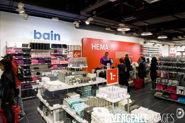 So West. Dans le magasin Hema au centre commercial de l ouest parisien