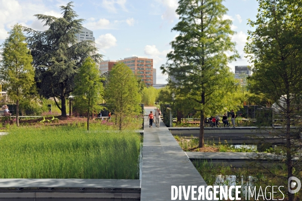 La nature dans la ville -Série 01.Lille.Le jardin des geants.Amenagement paysager en prolongement du parvis des Nuages,