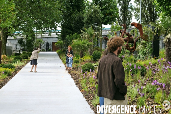 La nature dans la ville -Série 01-Le jardin des geants.Amenagement paysager en prolongement du parvis des Nuages,