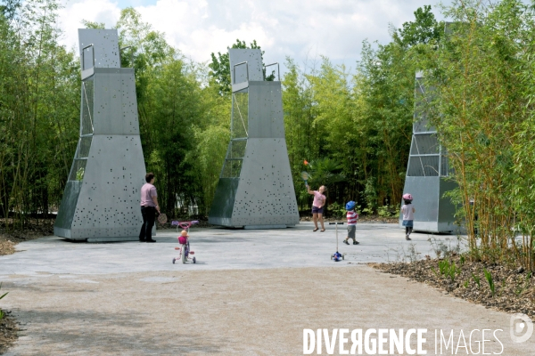 La nature dans la ville -Série 01.Lille.Des enfants jouent au jardin des geants.Amenagement paysager en prolongement du parvis des Nuages,