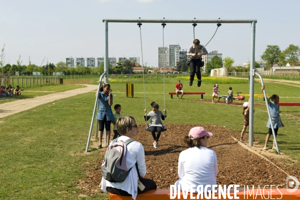 La nature dans la ville -Série 01.Vitry sur Seine.Le parc du coteau, des enfants a l aire de jeux