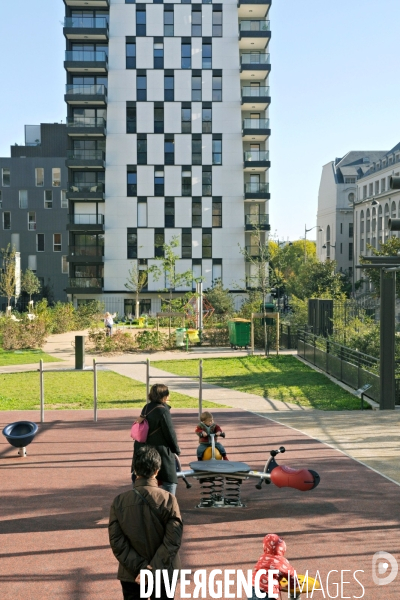 La nature dans la ville -Série 01.Paris.Des enfants a l aire de jeux du jardin des grands moulins