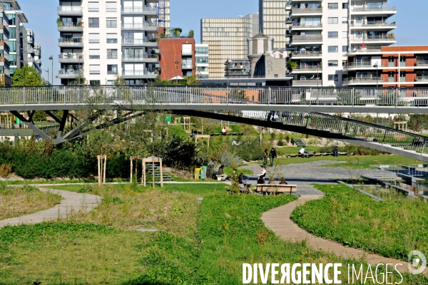 La nature dans la ville -Série 01.Paris.Jardin des grands moulins au coeur du nouveau quartier et des universités dans le quartier Massena,