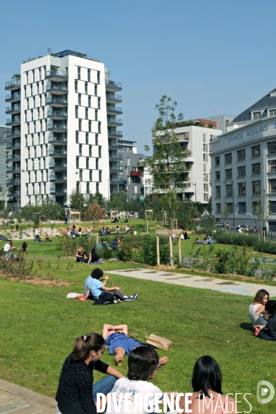 La nature dans la ville -Série 01.Paris.Etudiants au jardin des grands moulins au coeur du nouveau quartier et des universités dans le quartier Massena,