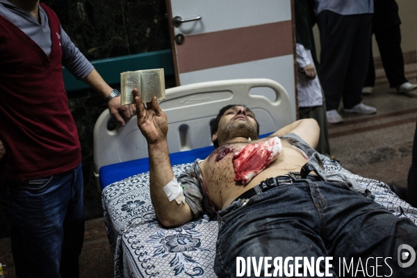 Injured pro Morsis from confrontation with army, Cairo