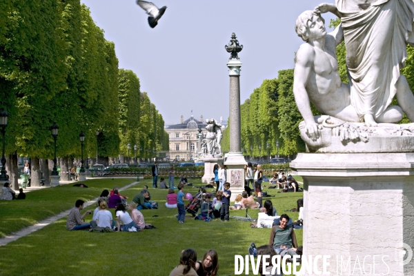 La nature dans la ville Série 02.Etudiants et parisiens assis sur les pelouses du jardin de l observatoire
