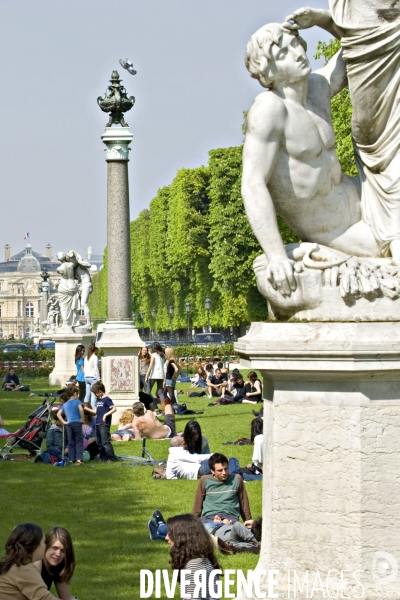 La nature dans la ville Série 02.Etudiants et parisiens assis sur les pelouses du jardin de l observatoire