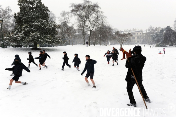 La nature dans la ville Série 02.Au parc Monceau , une troupe de louveteaux s amusent dans la neige