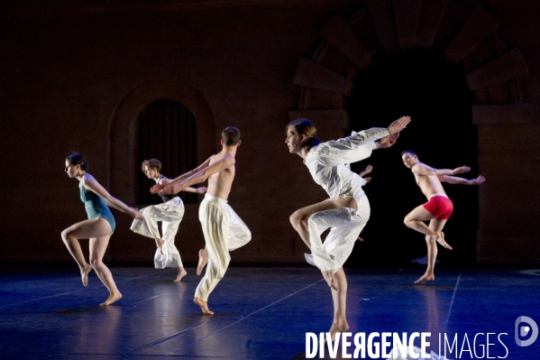 I m going to toss my arms. If you catch them they re yours   de Trisha Brown