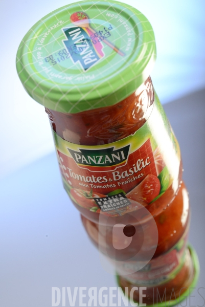 Ces marques qui ne sont plus francaises. Illustration de célèbres marques alimentaires qui ne sont plus des entreprises françaises (Panzani, Orangina, Lu, Petit Navire, Benedicta, Amora, Vico, Aoste, Saupiquet, La Vosgienne )