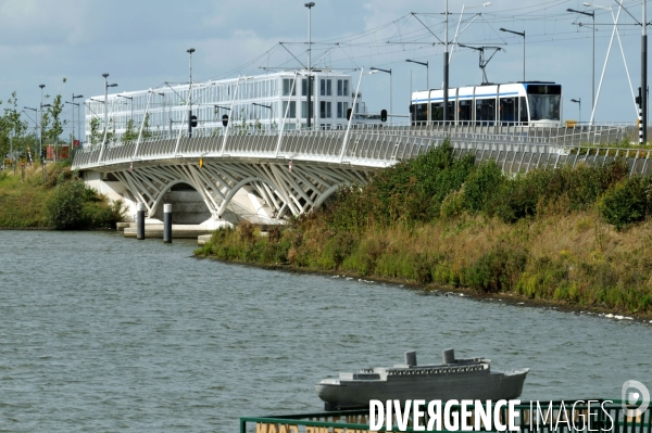 Six îles artificielles de cette extension urbaine, reliées au continent par des ponts forment, Ijburg, un archipel sorti des sables pompes dans l Ijmeer,